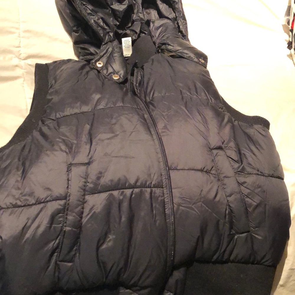 Light weight black puffer vest w/ detachable hood
